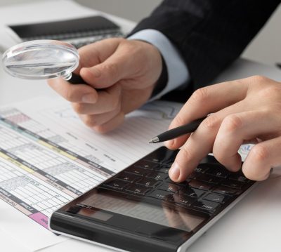 hombre-de-negocios-calculando-numeros-de-finanzas